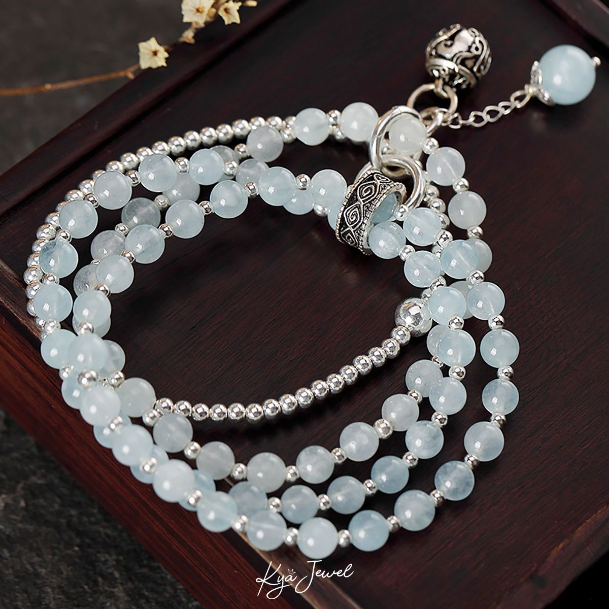 Vòng tay đá Aquamarine ấn tượng