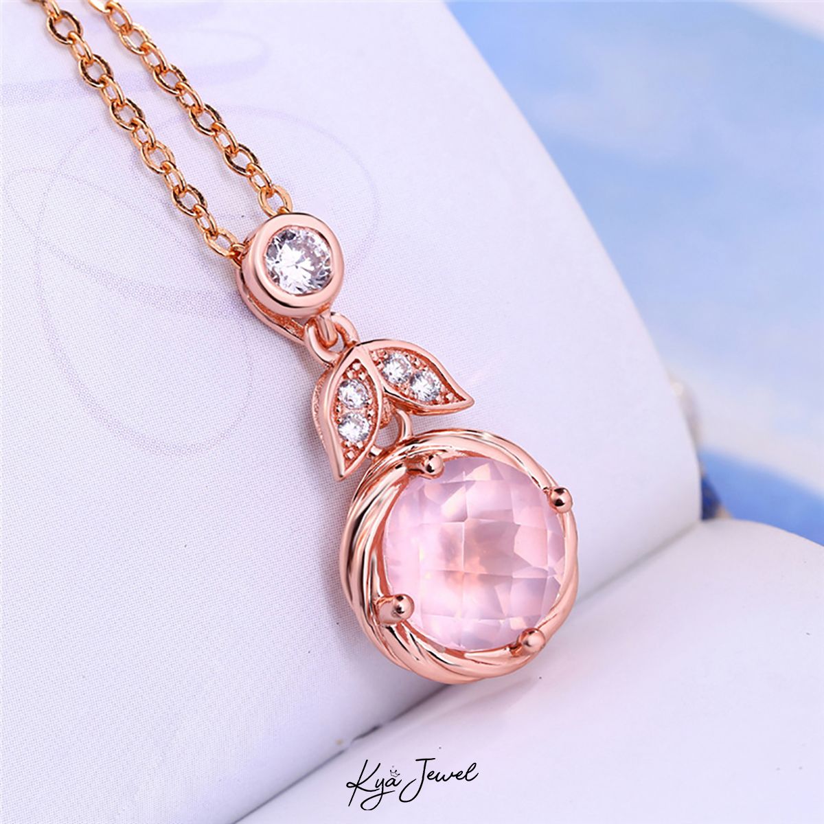 Dây chuyền pha lê hồng quý phái