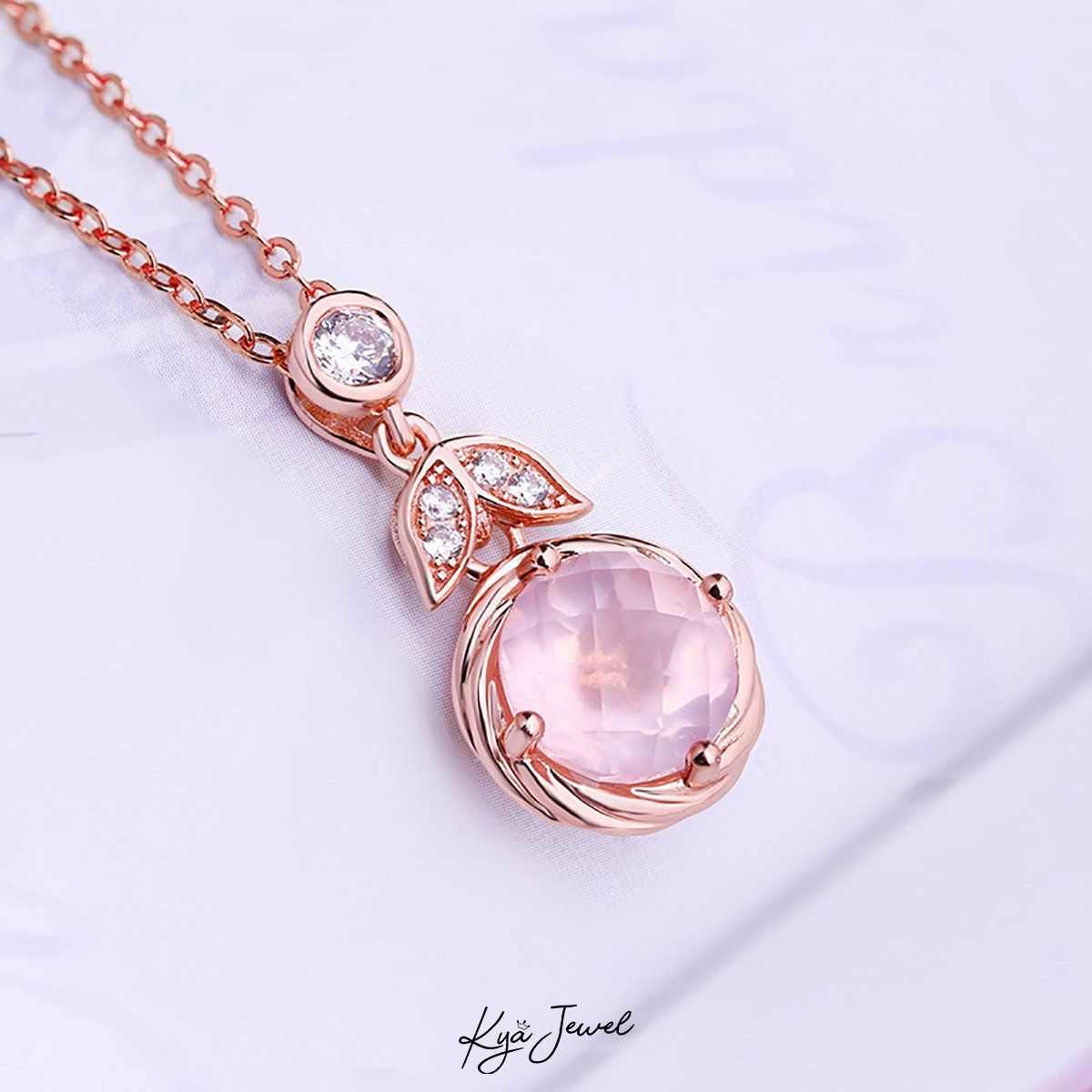 Dây chuyền pha lê hồng quý phái