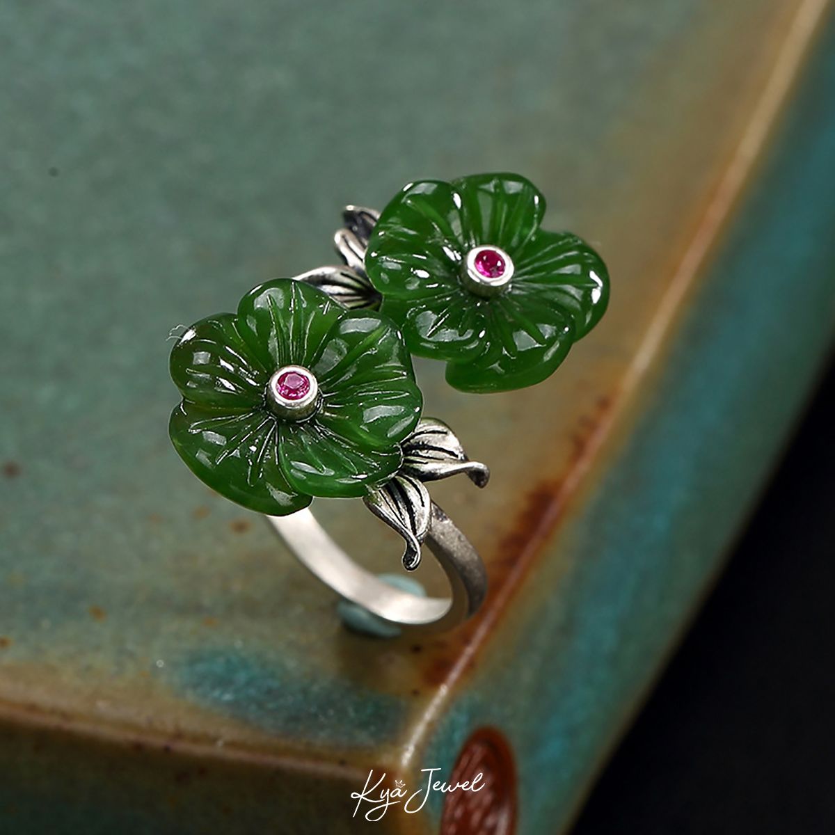 Nhẫn ngọc Nephrite xanh lục dáng hoa rực rỡ