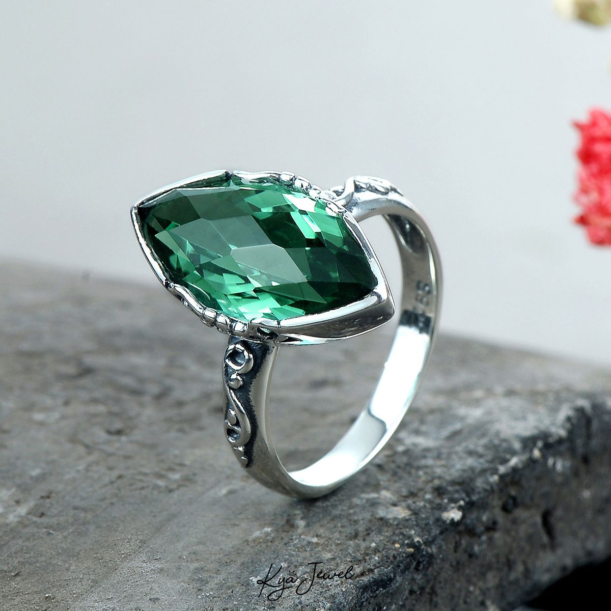 Nhẫn pha lê xanh lục sang trọng