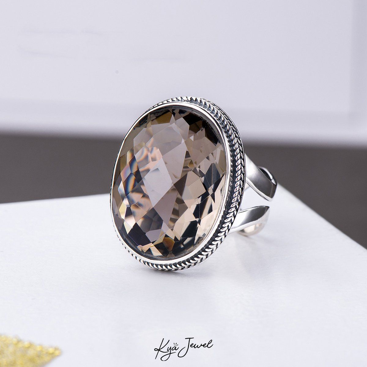 Nhẫn pha lê nâu độc đáo