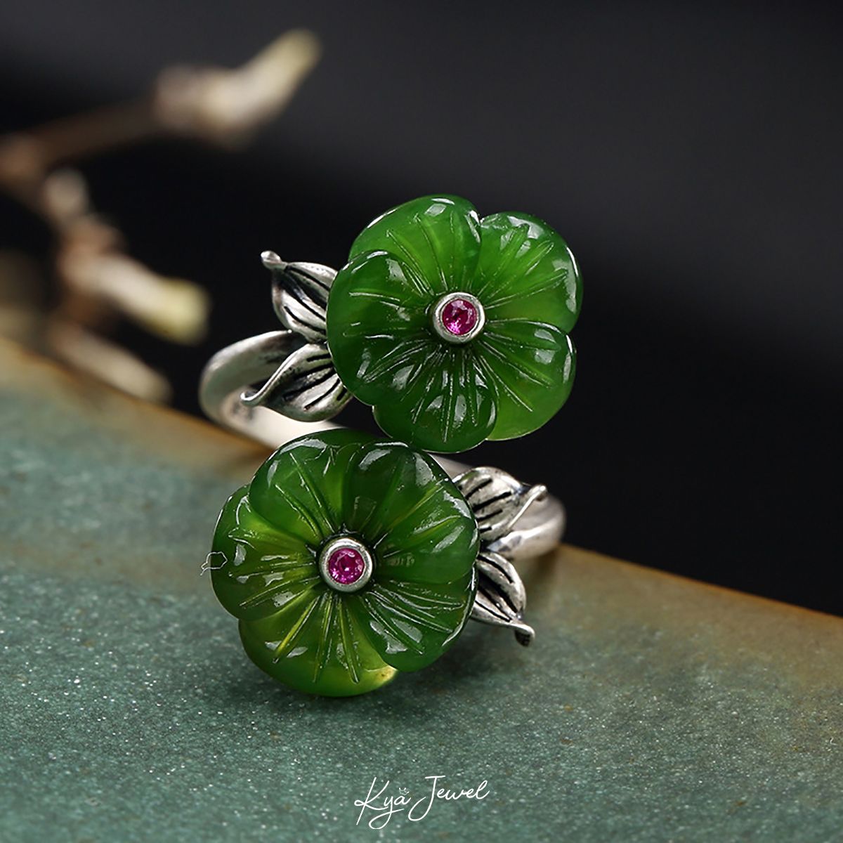 Nhẫn ngọc Nephrite xanh lục dáng hoa rực rỡ
