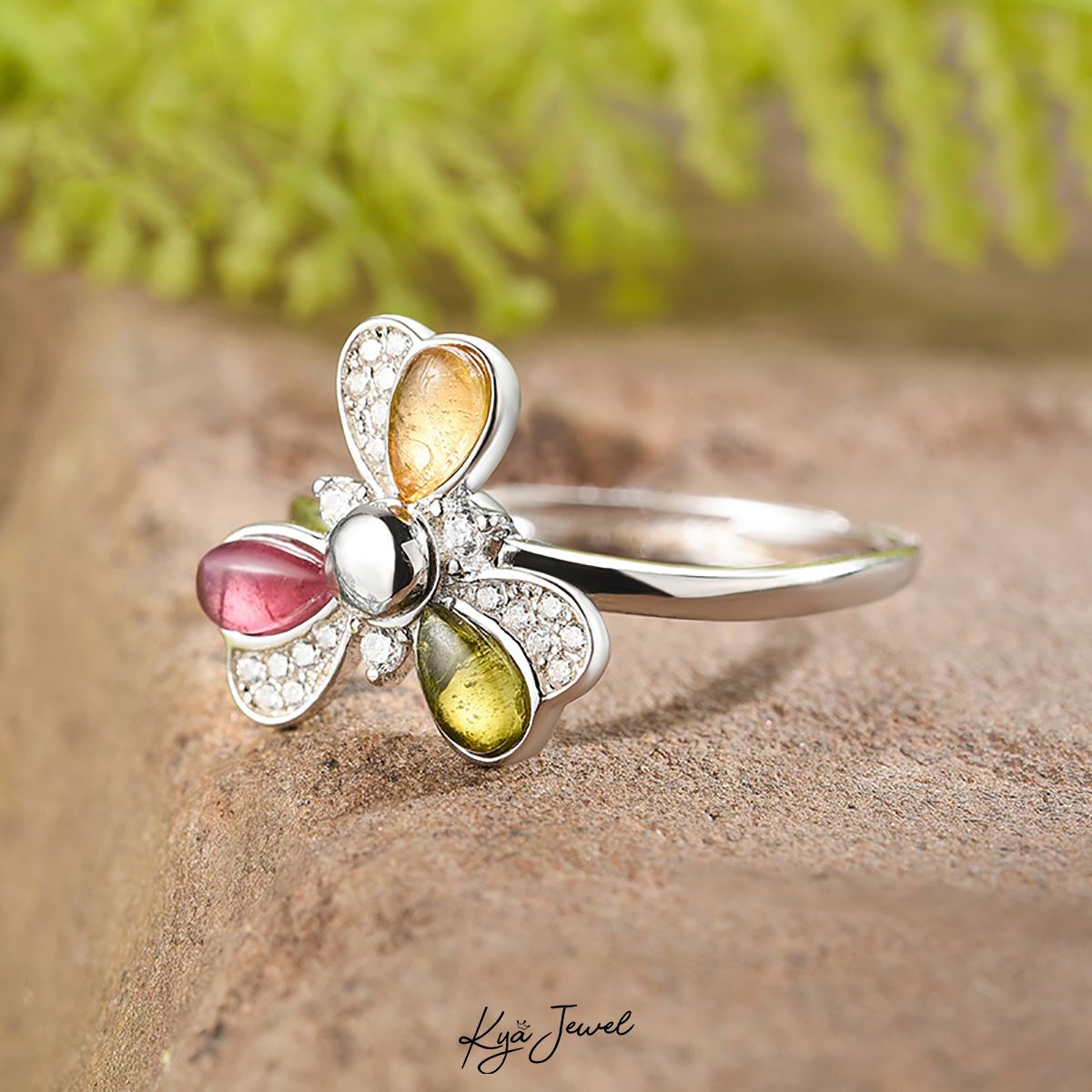 Nhẫn đá Tourmaline hoa ba cánh hiện đại