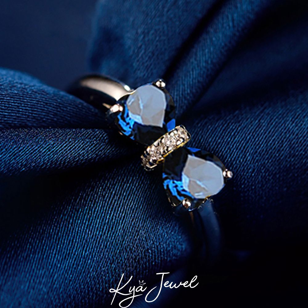 Nhẫn đá zircon xanh dương ấn tượng