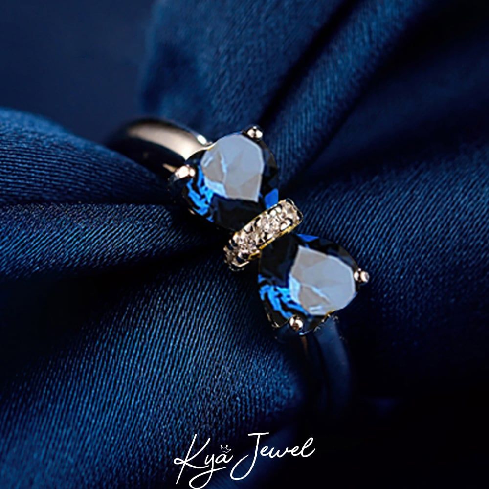 Nhẫn đá zircon xanh dương ấn tượng