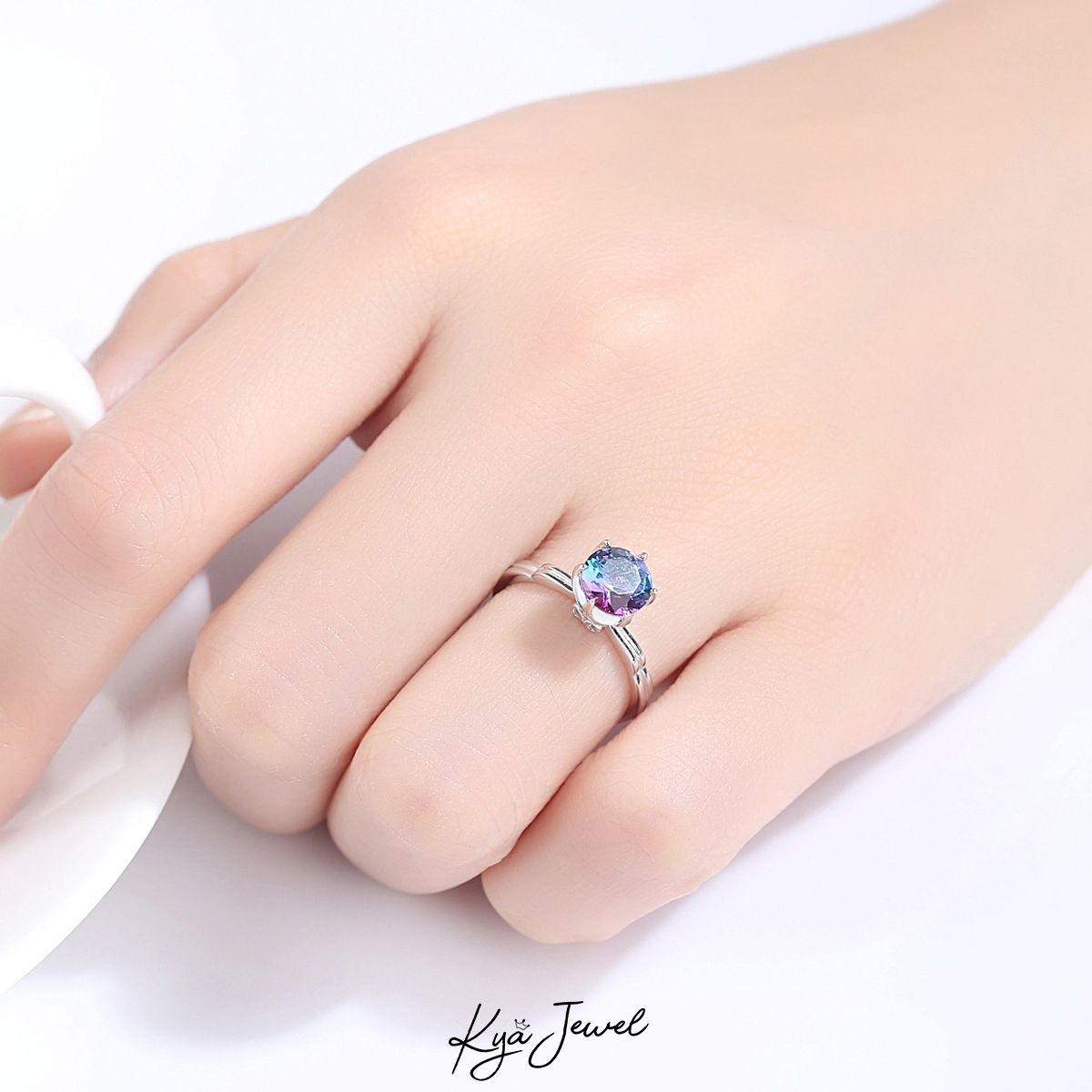 Nhẫn sắc màu tươi trẻ