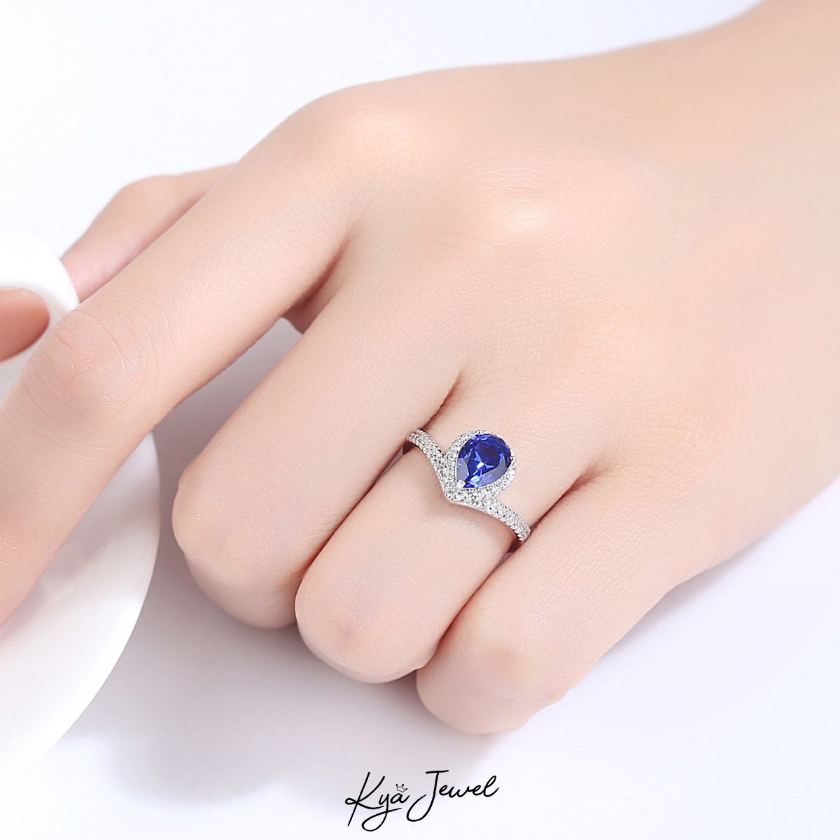 Nhẫn trái tim đá xanh dương đậm