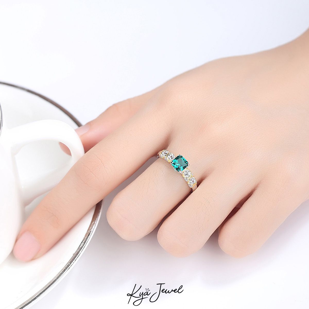Nhẫn đá xanh lục sang trọng