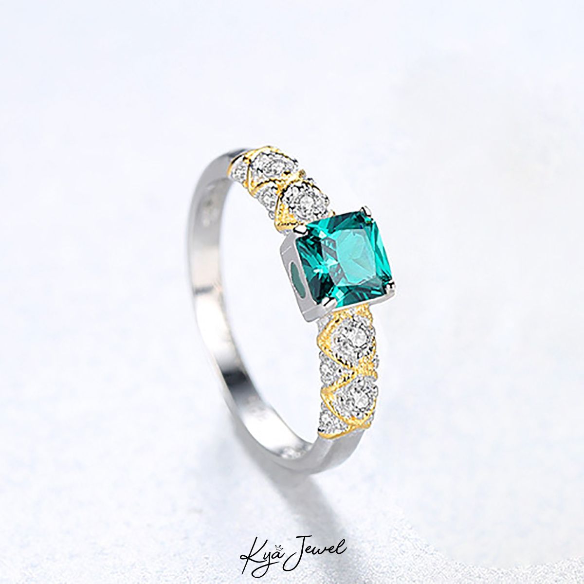 Nhẫn đá xanh lục sang trọng