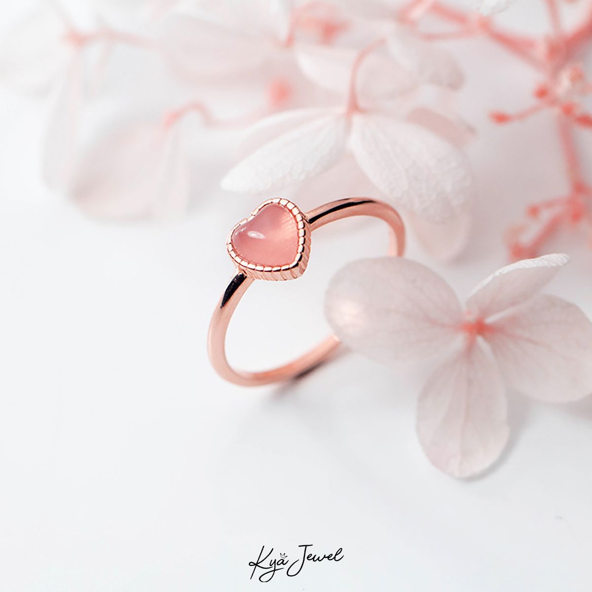 Nhẫn trái tim hồng nữ tính