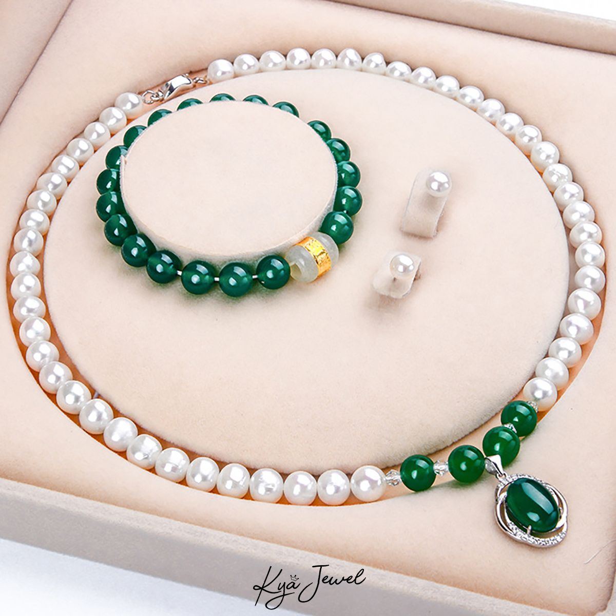 Bộ trang sức ngọc trai và ngọc đế quang ấn tượng