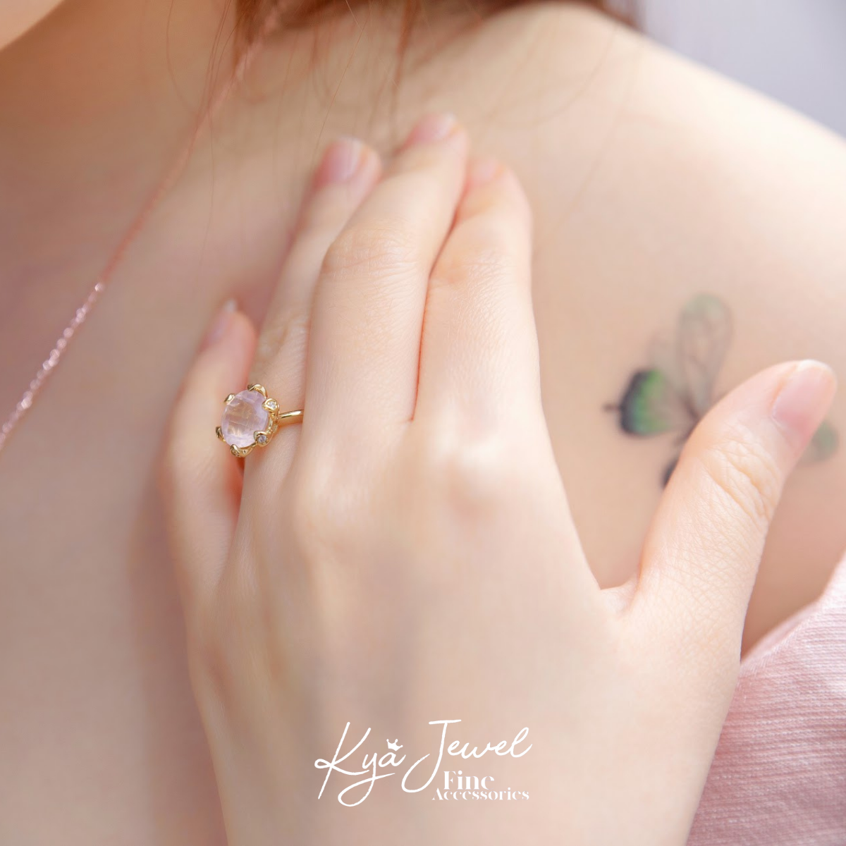 Nhẫn pha lê hồng mềm mại