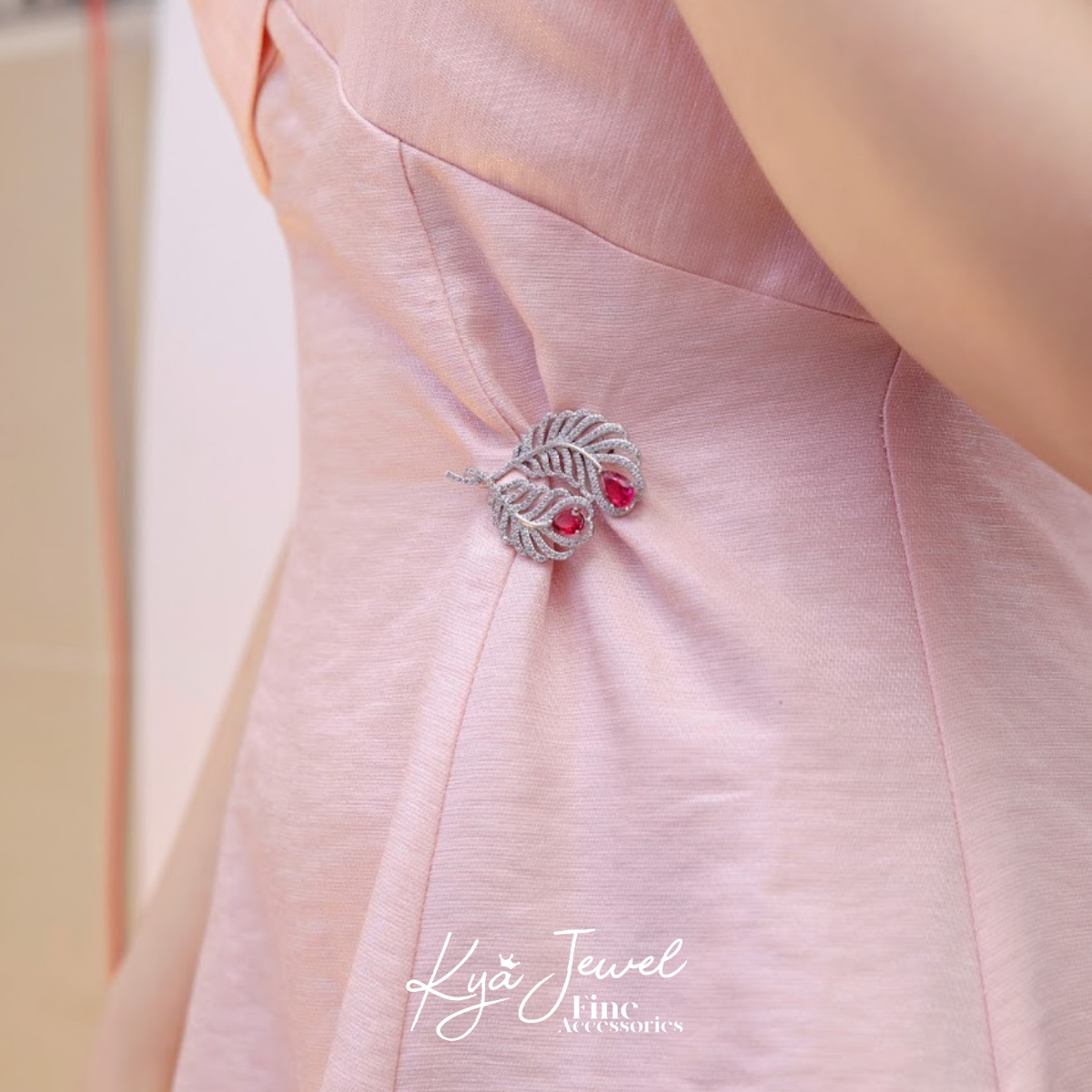 Cài áo đôi lông vũ khảm đá sang trọng