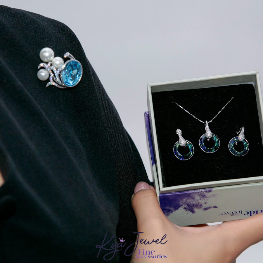 Cài áo đài hoa ngọc trai và đá Swarovski