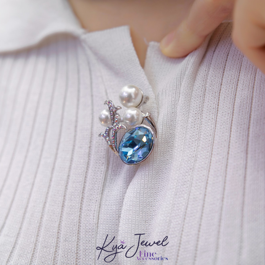 Cài áo đài hoa ngọc trai và đá Swarovski