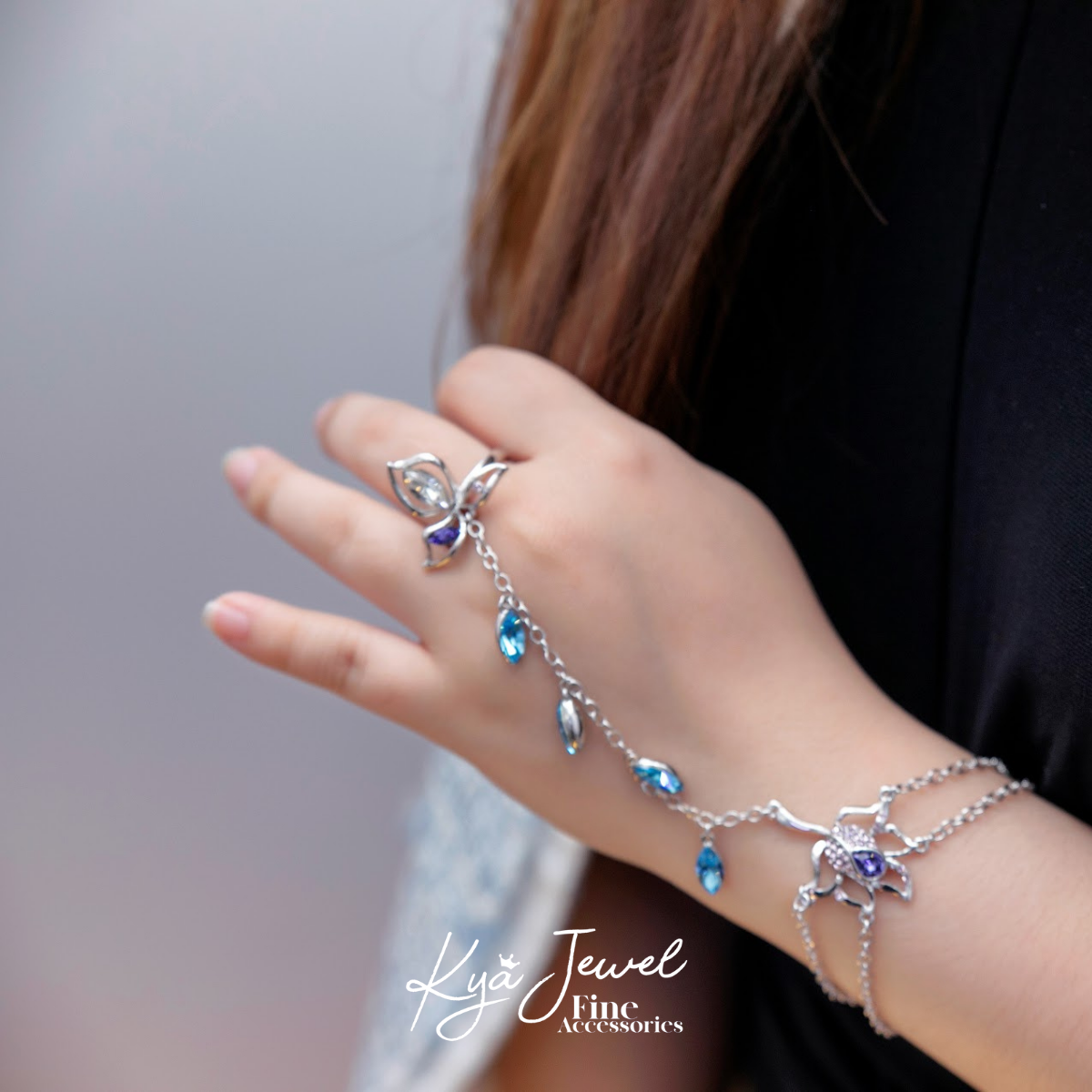 Lắc tay và nhẫn đá xanh cá tính