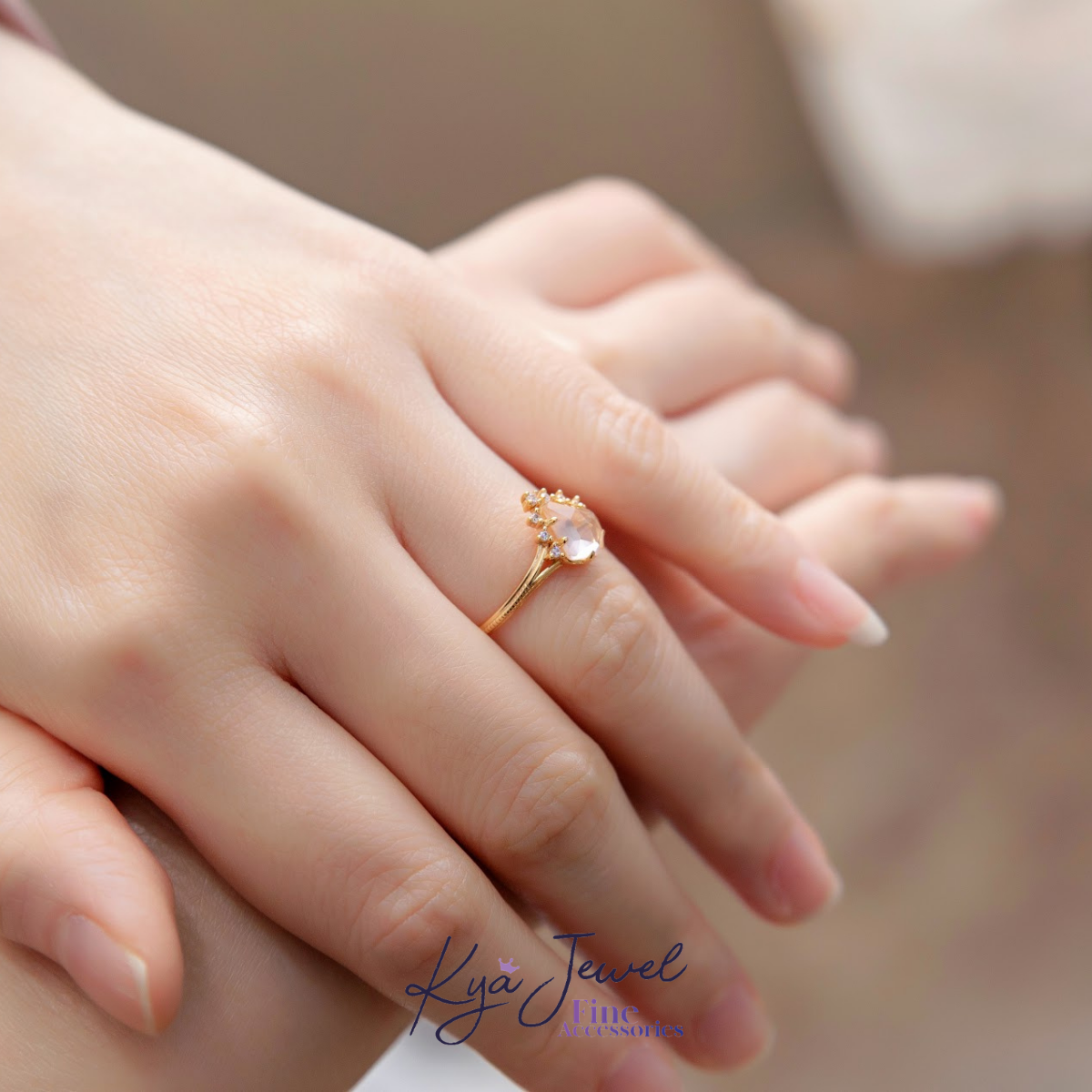 Nhẫn pha lê hồng và đá cz lấp lánh