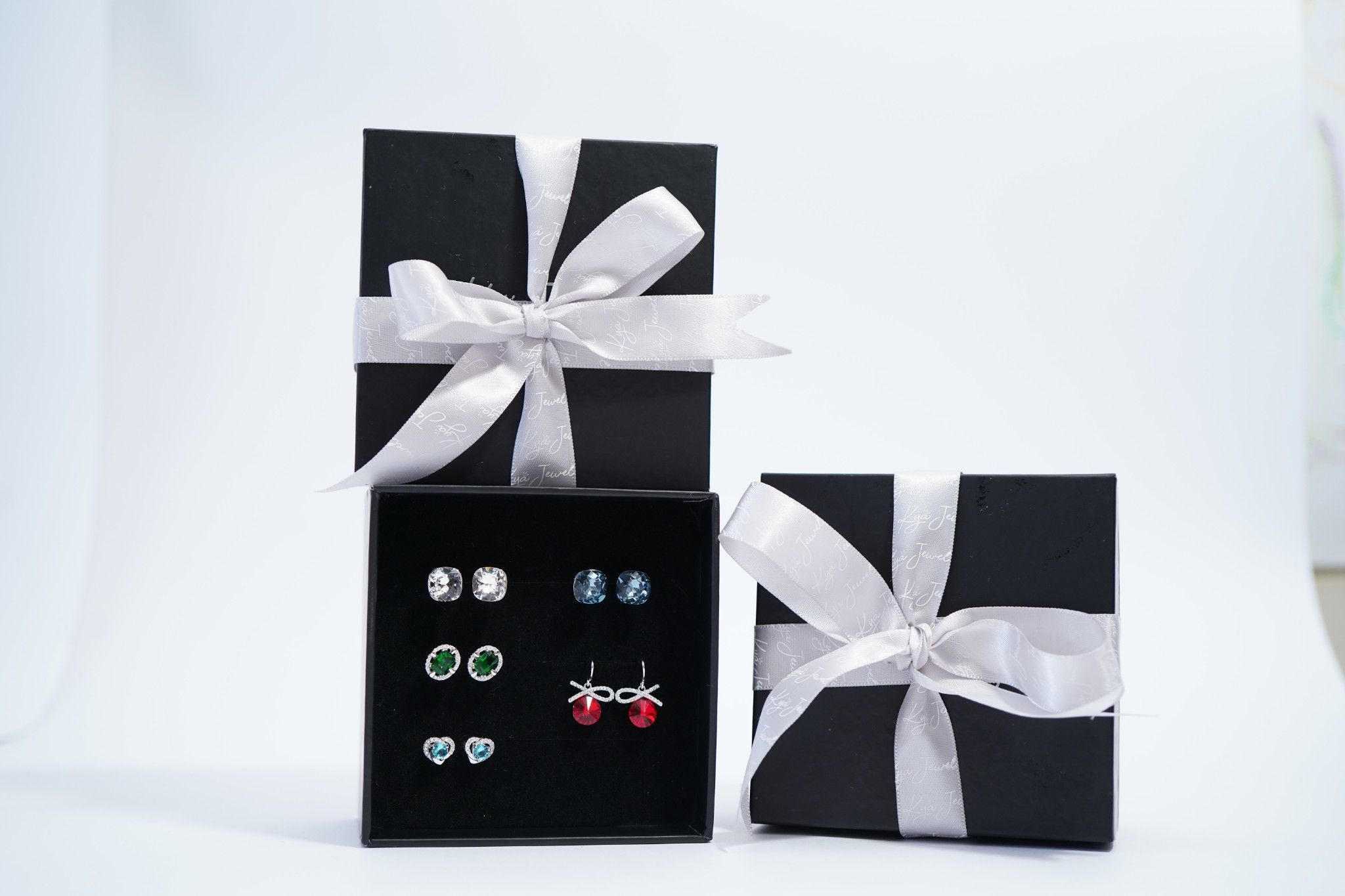 Hoa tai tròn mặt đá zircon xanh lá