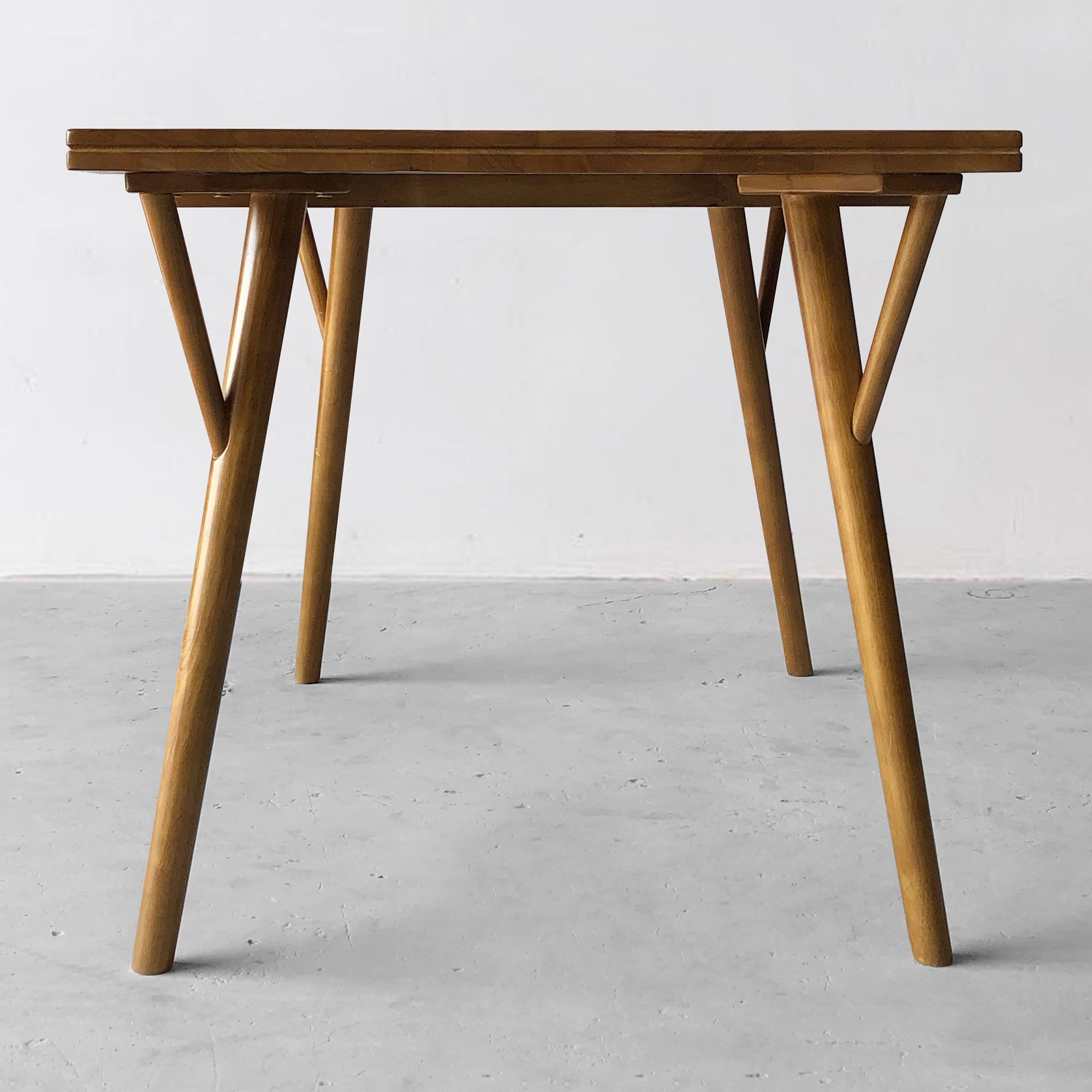 Bộ Bàn Ăn 24 - Dark Walnut & Black