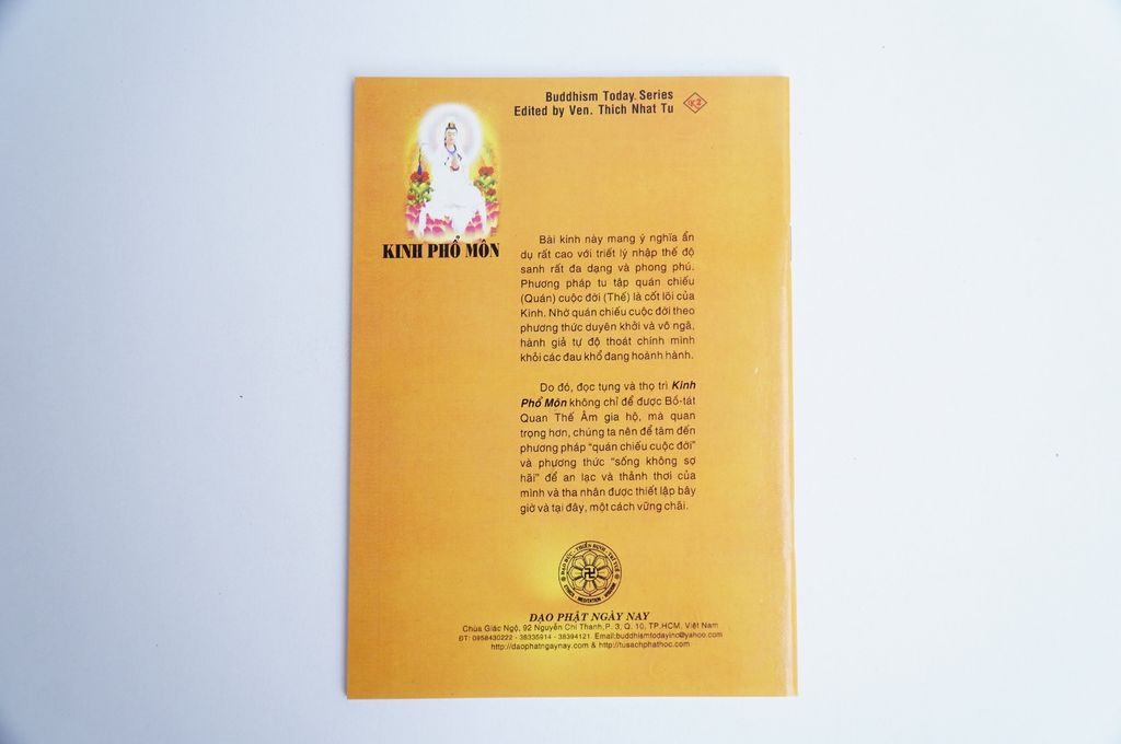 Sách phật giáo Kinh phổ môn Thích Nhật Từ bìa vàng chữ to rõ 35 trang