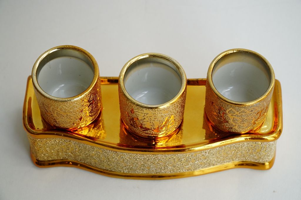 Bộ án ba ly nước thờ cúng kim sa vàng gốm sứ - Gồm đế và 3 ly nước