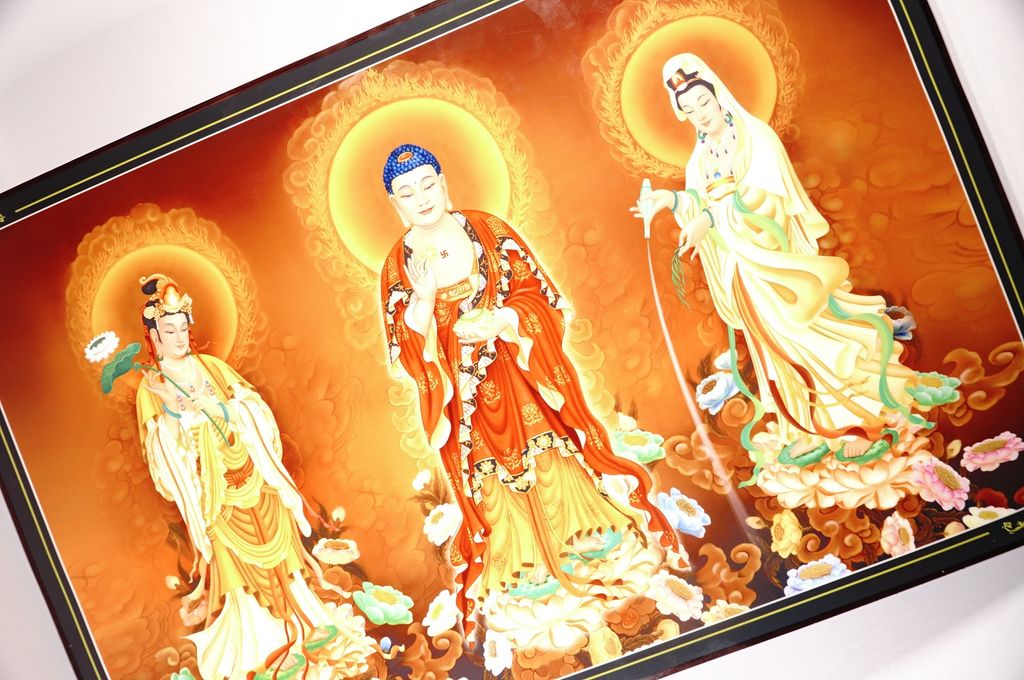 Tranh Tam Thế Phật đứng hào quang giữa bầu trời đỏ - 60x40cm