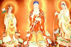 Tranh Tam Thế Phật đứng hào quang giữa bầu trời đỏ - 60x40cm