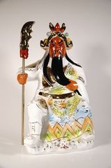 Tượng Quan Công gốm sứ vẽ trắng ngồi tay cầm Thanh Long Đao đẹp - Cao 30cm
