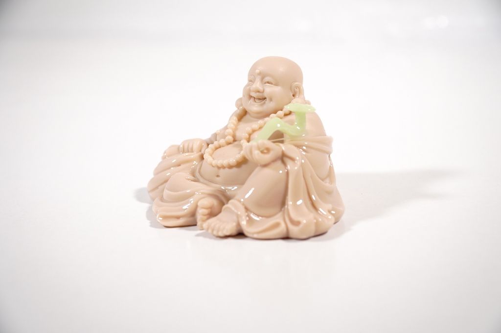 Tượng Phật Di Lặc ngồi đặt xe ô tô hồng cam cầm gậy như ý - Cao 6cm rộng 11cm