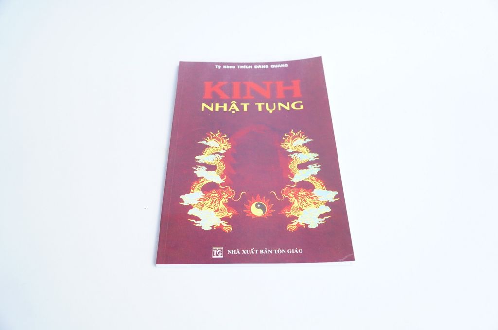 Sách Phật Giáo - Kinh Nhật Tụng bìa giấy đỏ rồng - Thích Đăng Quang - Chữ to rõ 128 trang