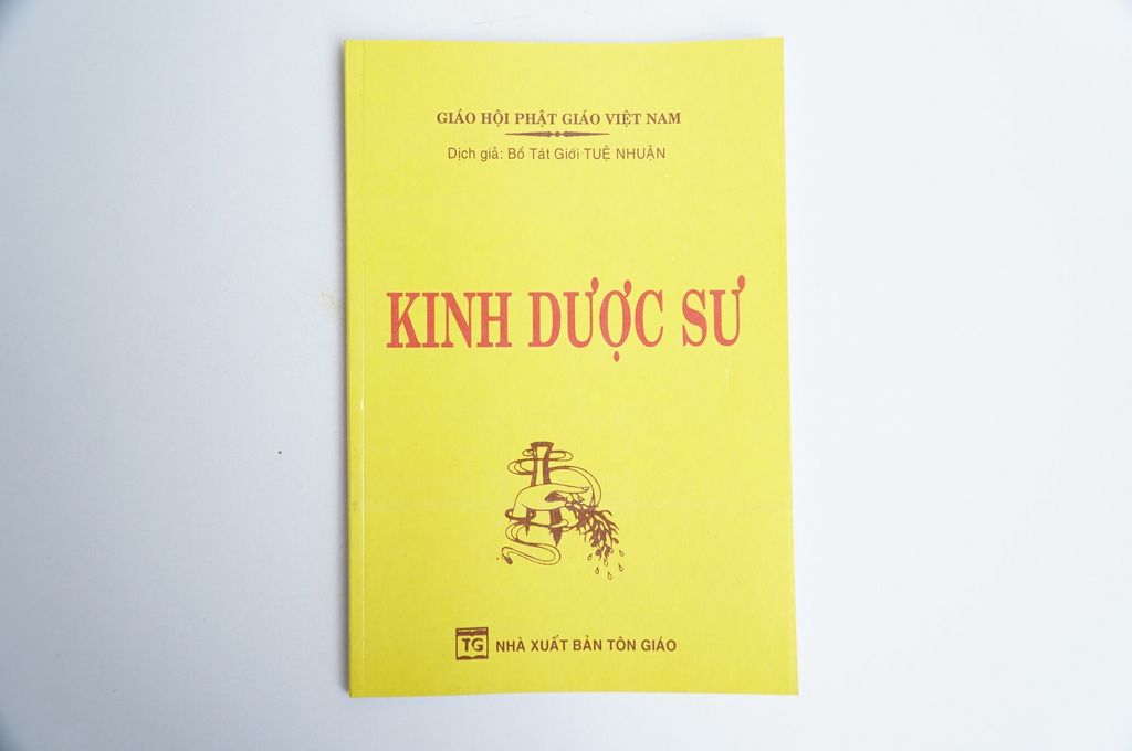 Sách Phật Giáo - Kinh Dược Sư bìa giấy vàng - Tuệ Nhuận - Chữ to rõ 82 trang