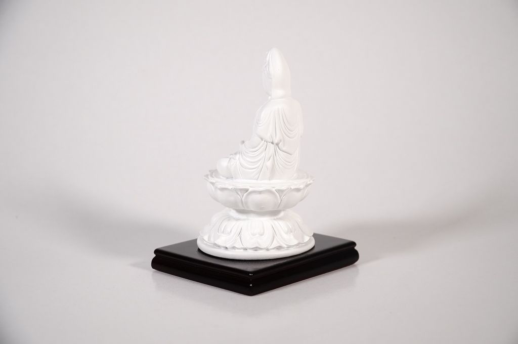 Tượng Phật Quan Âm Bồ Tát đặt xe ô tô trắng ngà ngồi có đế - Cao 12cm