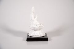 Tượng Phật Quan Âm Bồ Tát đặt xe ô tô trắng ngà ngồi có đế - Cao 12cm