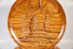 Đĩa gỗ phong thủy gỗ hương Thuyền buồm Thuận buồm xuôi gió sự nghiệp giàu có phát lộc - Đường kính 30cm cao 40cm gồm đế