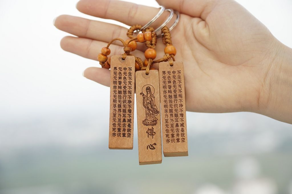 Móc khóa gỗ khối vuông Phật Bà khắc Kinh Chú bình an