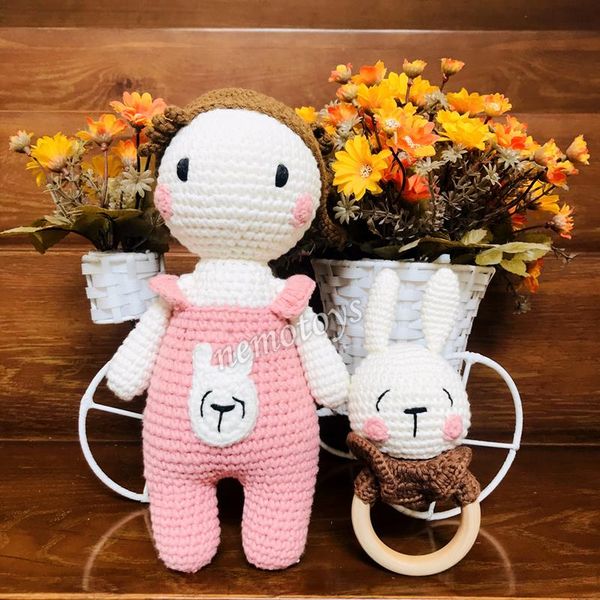  BÚP BÊ YẾM HỒNG 27CM + LỤC LẠC THỎ -  Thú bông bằng len handmade, Thú len nhồi bông Amigurumi, Búp bê len handmade cao cấp NemoToys 