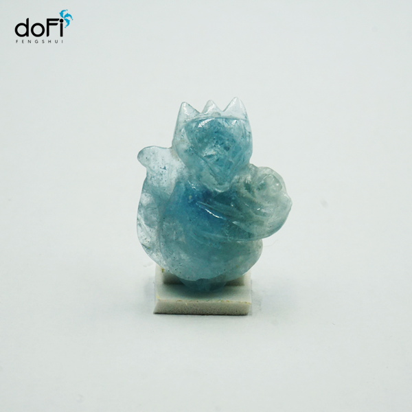  Hồ Ly Aquamarine Thân Thiện Ôm Hoa Hồng 