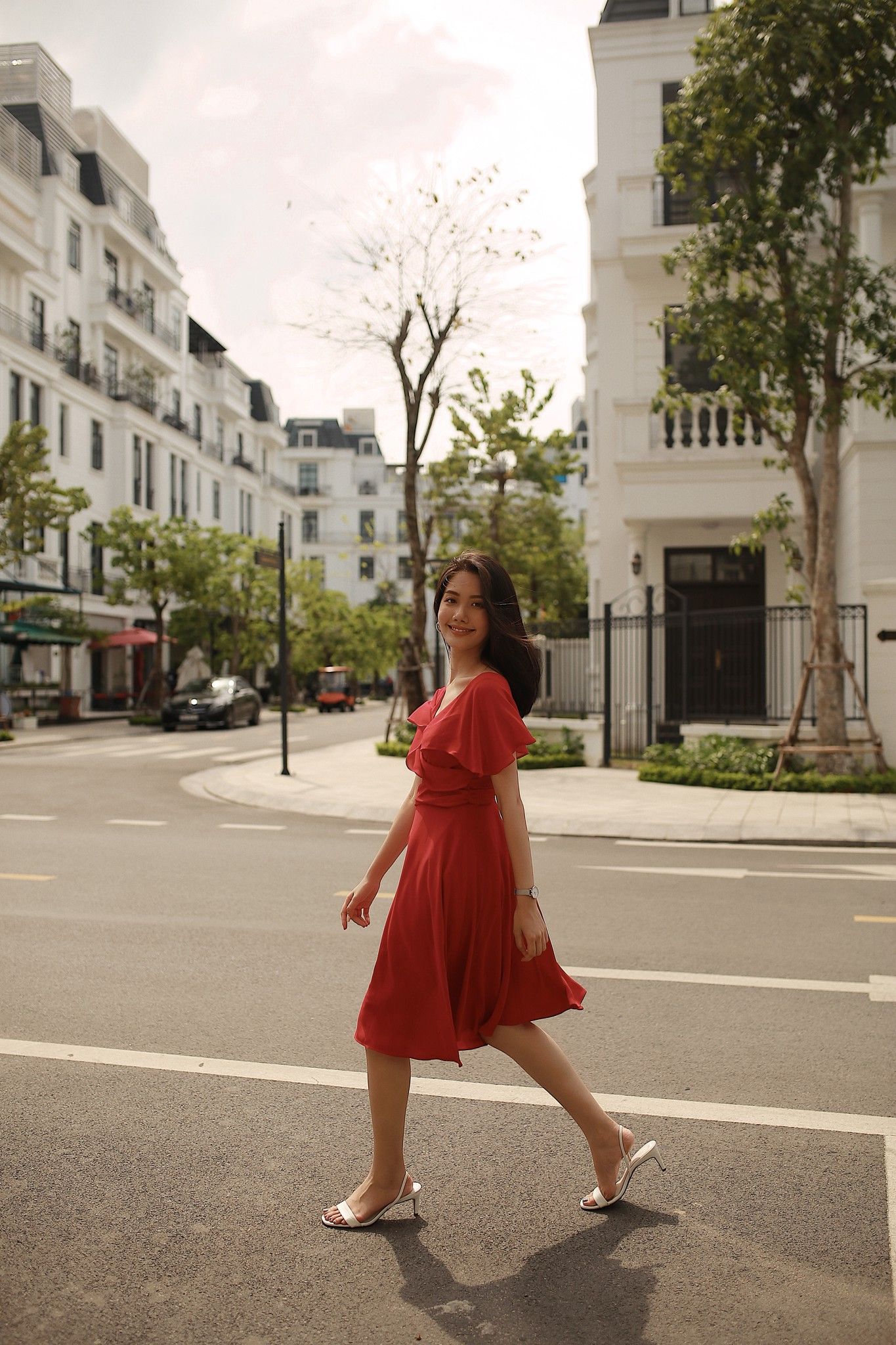 Đầm đỏ vạt chéo tay xòe