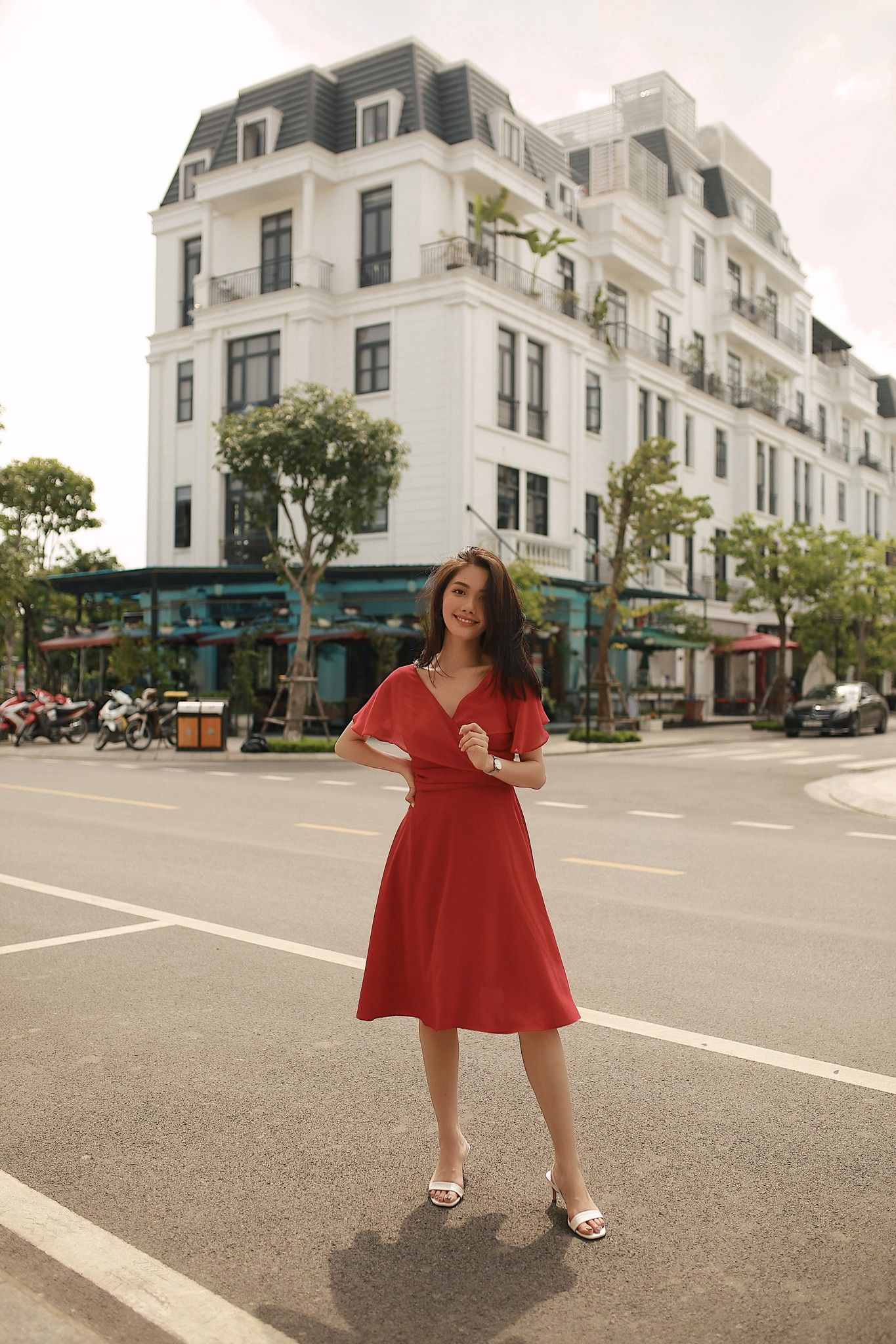 Đầm đỏ vạt chéo tay xòe
