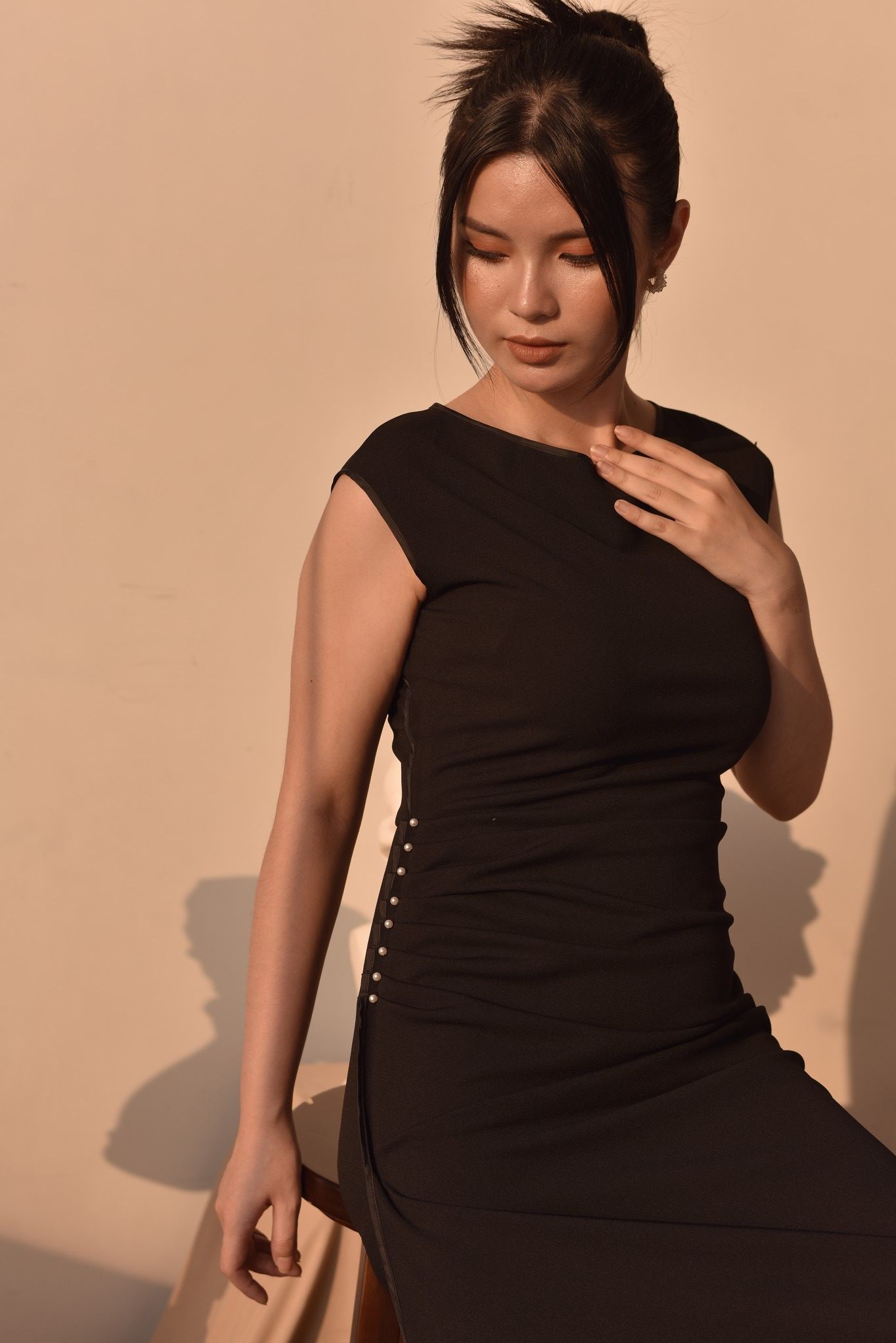 Đầm vai chờm nhúm eo đính hạt