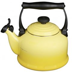 am dun nuoc tren bep tu lecreuset wasserkessel tradition 2 1 l gelb mau vang