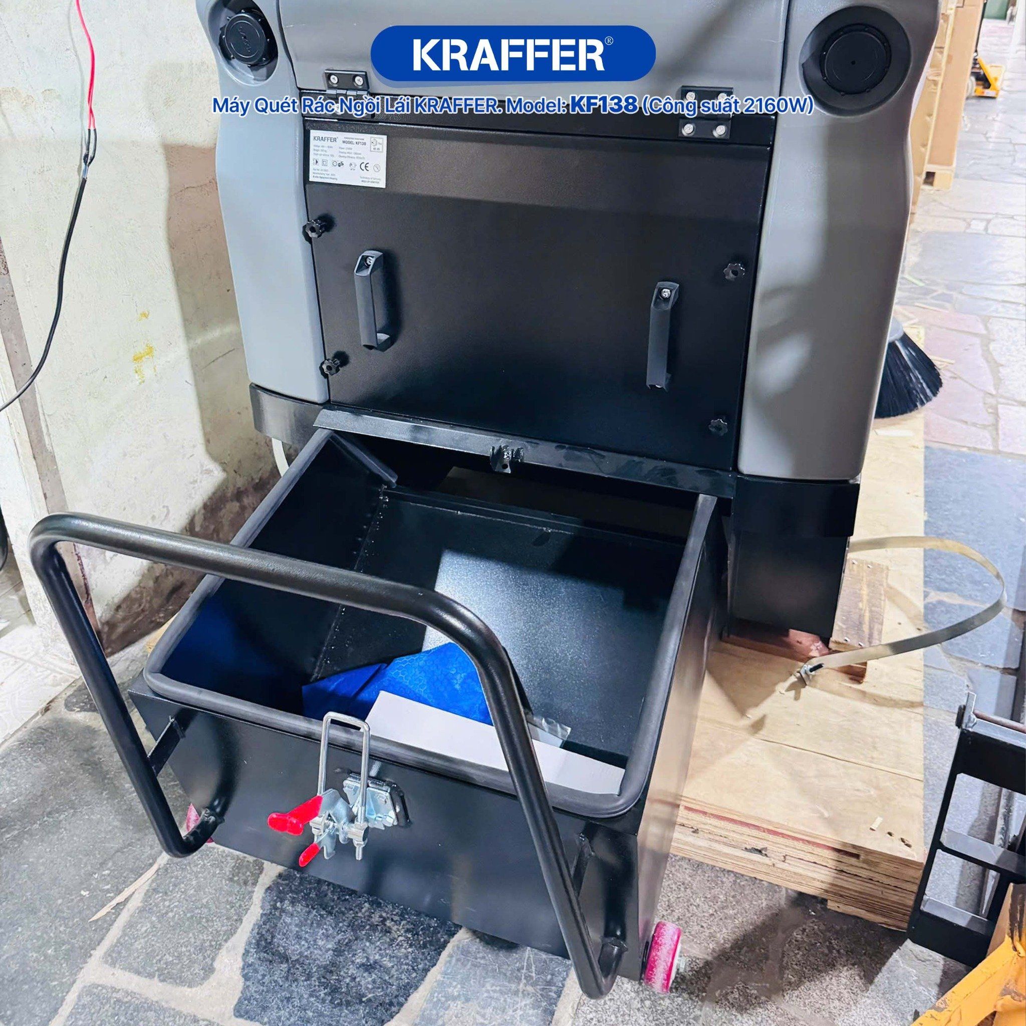 Máy quét rác ngồi lái KRAFFER KF138 dùng bình