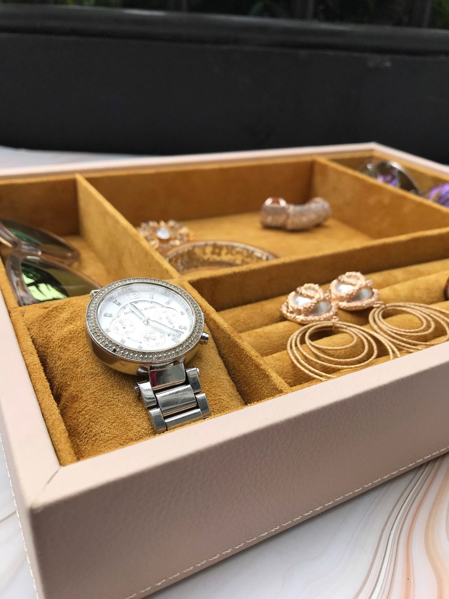 Khay trang sức hồng kem