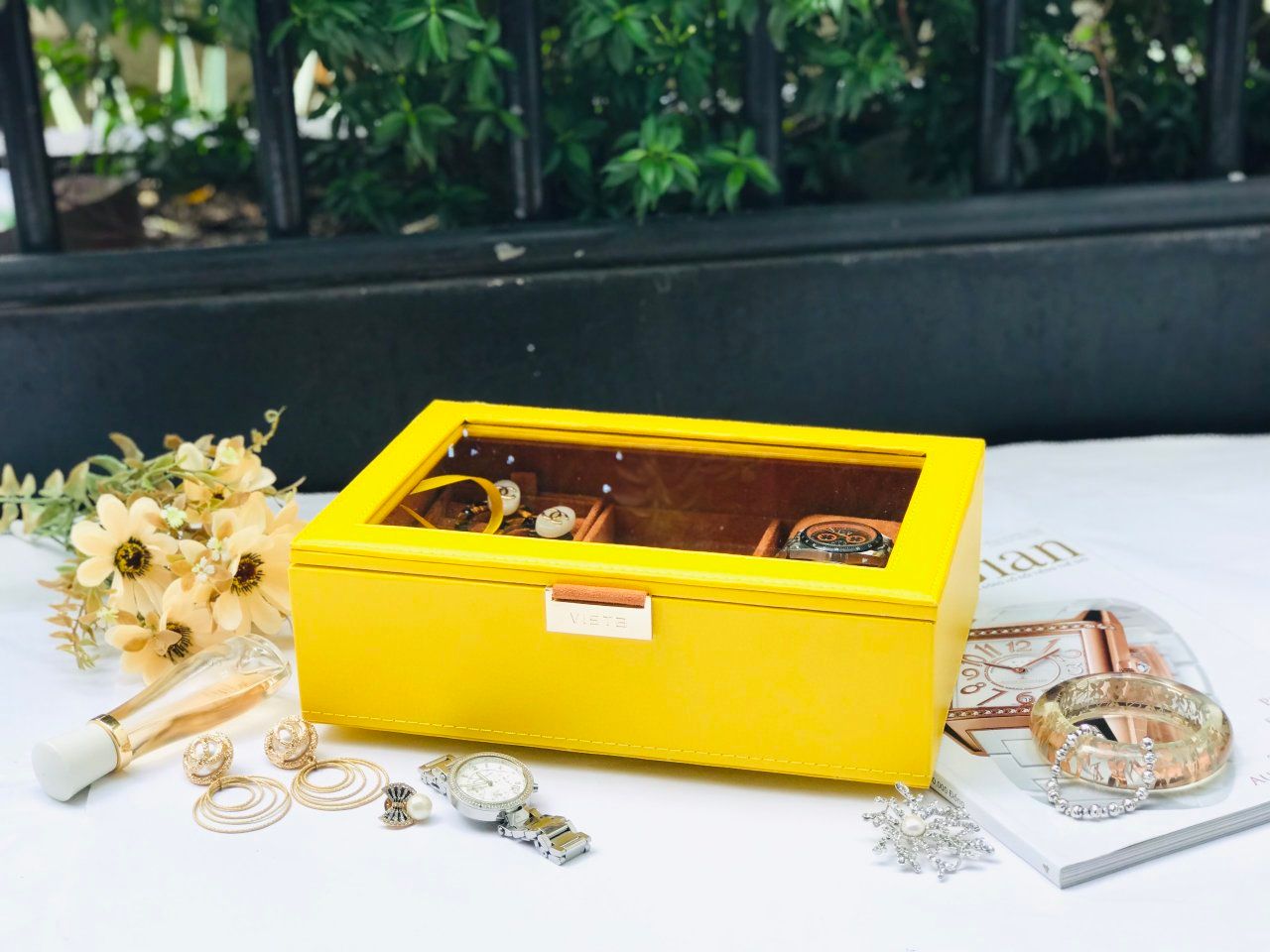 Hôp mắt kính vàng