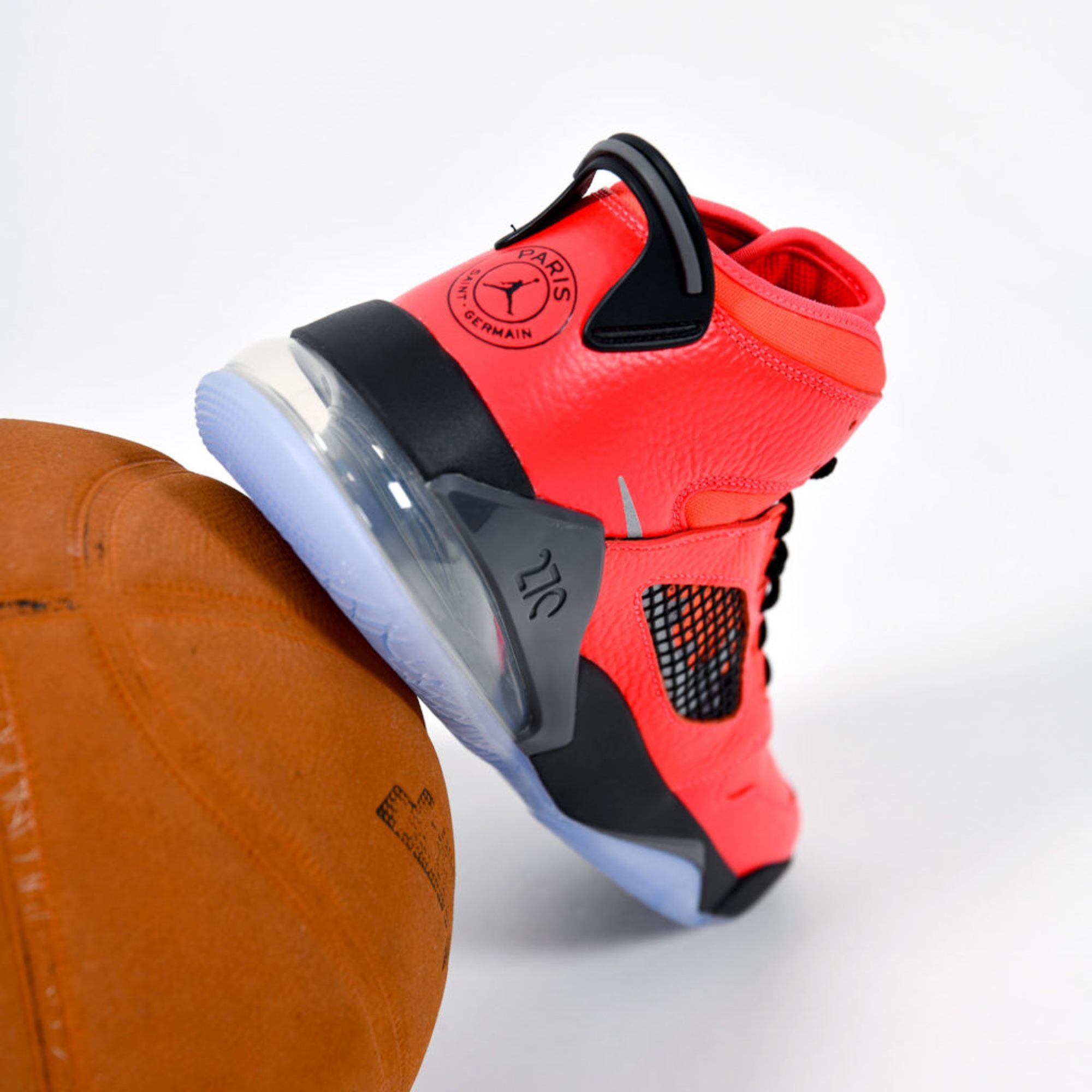 Paris Saint-Germain x Jordan Mars 270