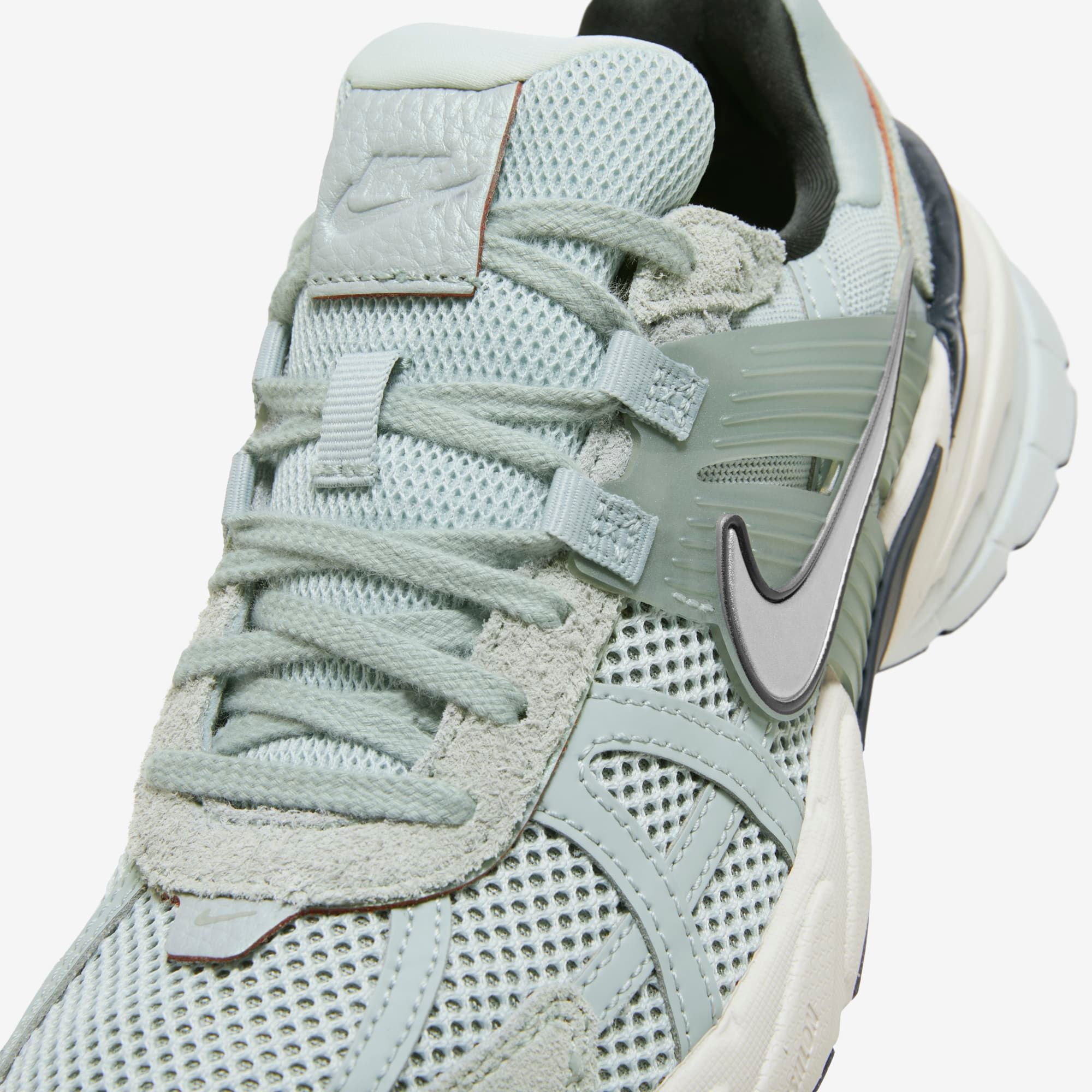 Nike V2K Run - Light Pumice
