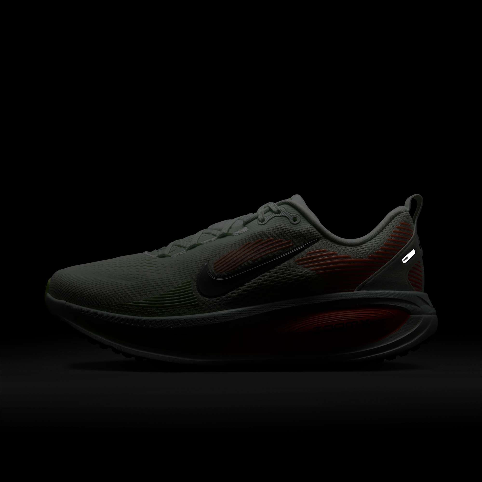 Nike Vomero 18 - Barely Green / Hyper Crimson