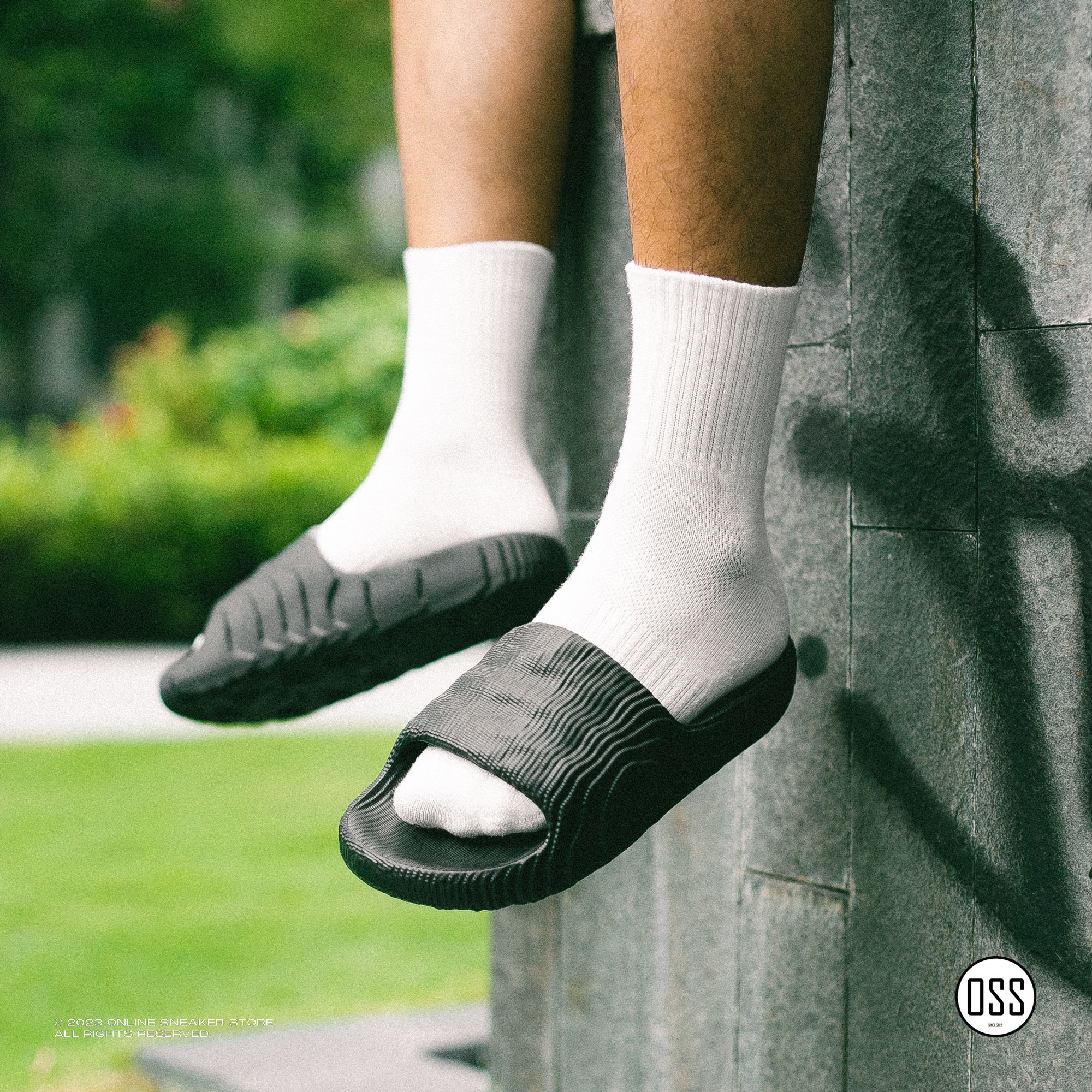 adidas Adilette 22 Slides - Core Black / Better Scarlet