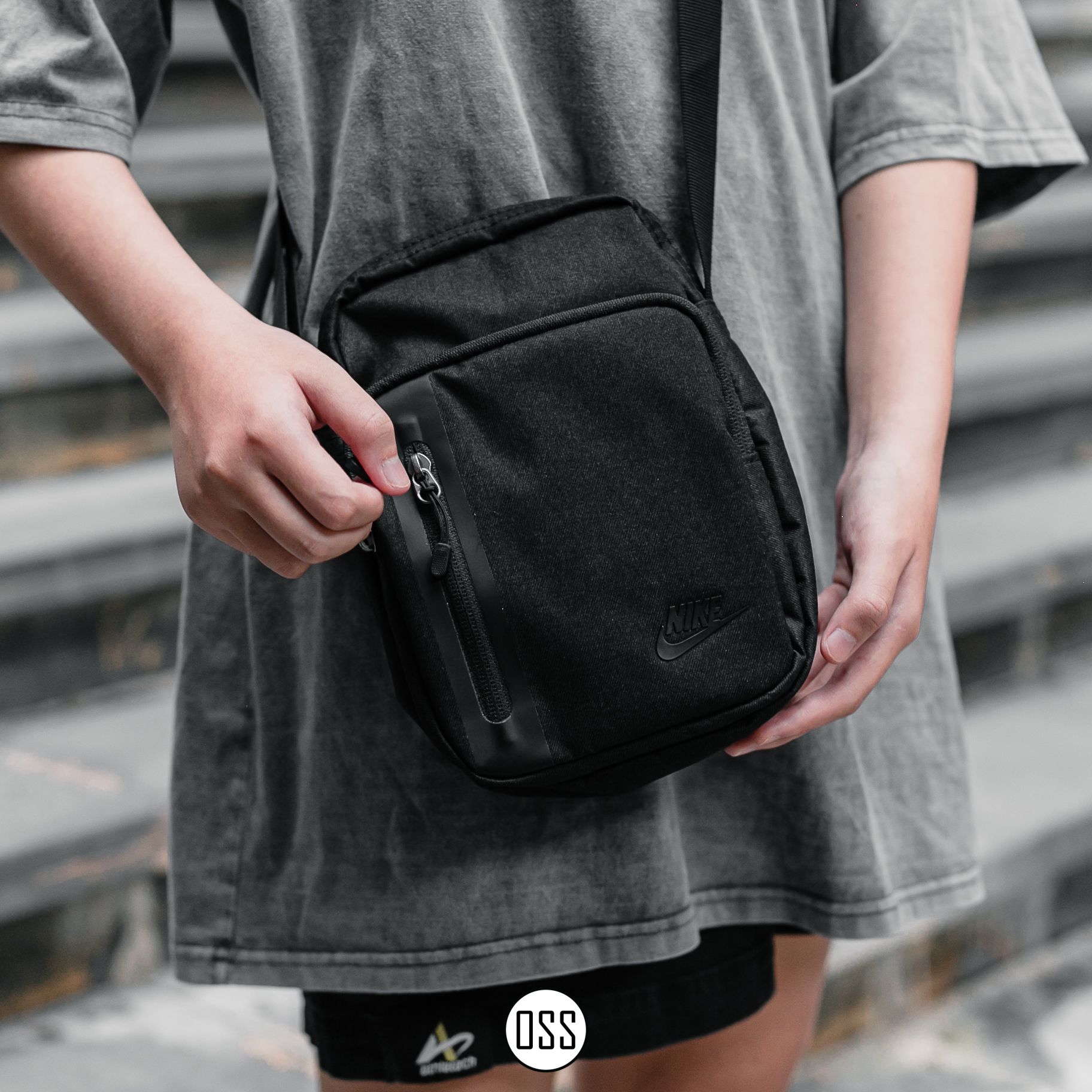 Nike Tech Cross-Body Bag - Black